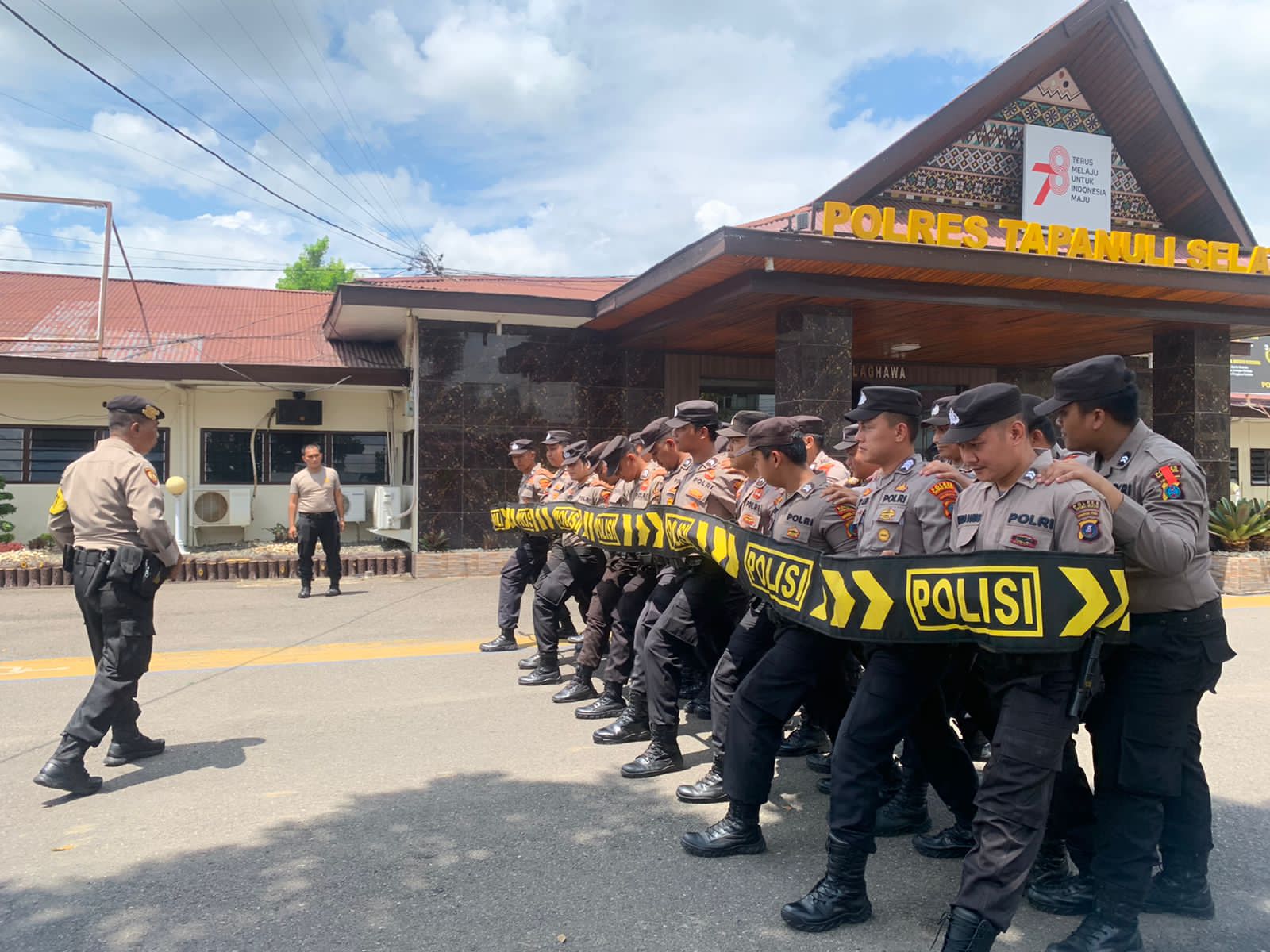 Dalmas Sat Samapta Polres Tapsel berlatih gerakan dan formasi dalam rangka menghadapi Pemilu 2024