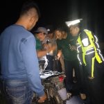 Kasat Resnarkoba Polres Tapsel, AKP Salomo Sagala, dan anggota lainnya, memeriksa jok sepeda motor salah satu pengendara sepeda motor saat razia besar-besaran dalam rangka mengungkap narkotika