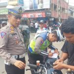Kasat Lantas Polres Tapsel, AKP Sofyan Helmi Nasution, saat memberi sanksi Tilang ke pengendara sepeda motor yang tak memakai helm SNI