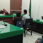 Dua tersangka kasus pencurian brondolan Sawit saat mengikuti sidang di PN Kota Padangsidimpuan