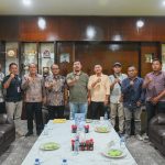Ketua Mandataris SMSI Padangsidimpuan, Khairul Arief, dan Pengurus saat berfoto bersama Pj Wali Kota, Letnan Dalimunthe
