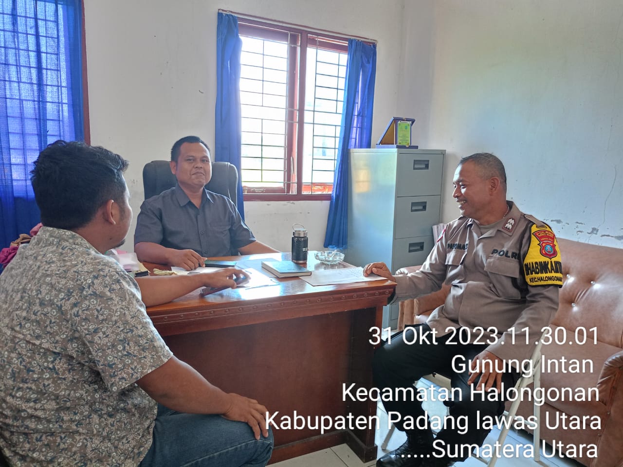 Bhabinkamtibmas Polsek Padang Bolak, Aiptu Pasomal Siregar, saat melakukan cooling system ke Bacaleg