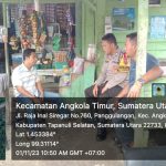 Bhabinkamtibmas Polsek Sipirok, Aiptu Anwar Sadat Harahap, saat tatap muka dengan Kepling Pargarutan Baru, Aminuddin Harahap