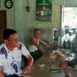 Bhabinkamtibmas Polres Tapsel, Aipda Dedi Prianto, saat menyambangi masyarakat