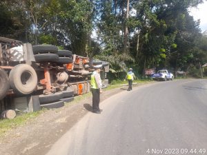 Rem Blong, Truk Terbalik dan Tabrak Tiang PLN di Tapsel   