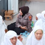 Sosok Polwan Polres Tapsel yang humanis, Briptu Widya Soraya, yang membaur dan melayani orangtua di Panti Jompo Nurul Falah Tamosu