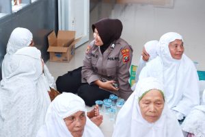 Sosok Humanis Briptu Widya Soraya Membaur dengan Orangtua Jompo