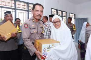 Peduli Sesama, Polres Tapsel Beri Bantuan ke Panti Jompo