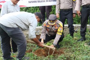 Lestarikan Lingkungan, Polres Tapsel Tanam Puluhan Pohon