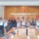 Kasatpol PP Padangsidimpuan, Zulkifli Lubis, bersama Bawaslu usai rapat koordinasi dan sosialisasi terkait penertiban APS dan APK jelang Pemilu 2024