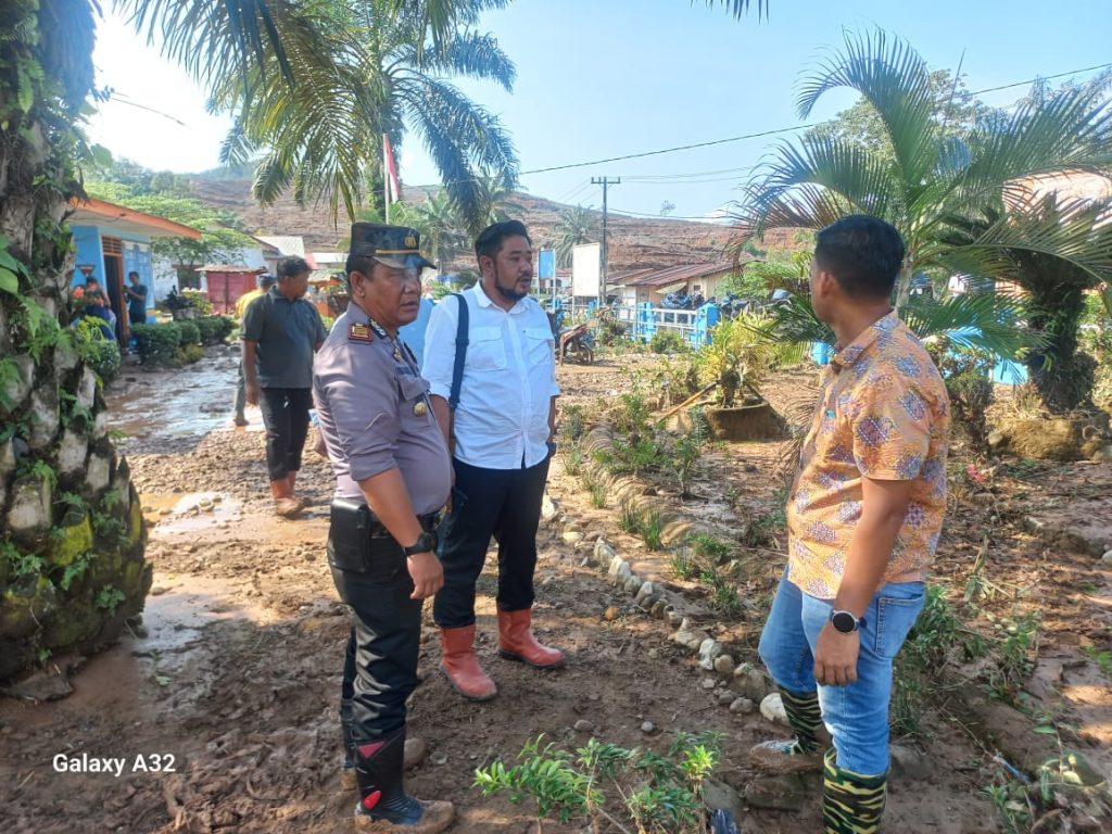 Kapolsek Batang Toru Turun ke Lokasi Banjir Besar, Bantu Warga Bersihkan Material Sisa Banjir
