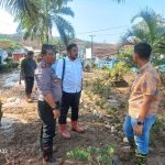 Kapolsek Batang Toru, AKP Tona Simanjuntak, saat turun langsung ke lokasi banjir besar guna meninjau kondisi terkini