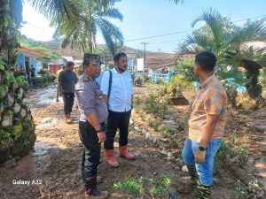 Kapolsek Batang Toru Turun ke Lokasi Banjir Besar, Bantu Warga Bersihkan Material Sisa Banjir