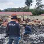 Tim Labfor Polda Sumut olah TKP ke lokasi kebakaran dua unit Mess Karyawan milik PT Sinohydro
