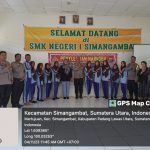 Kapolsubsektor Simangambat, Aiptu Manuel Manurung, saat sosialisasi bahaya narkoba ke pelajar