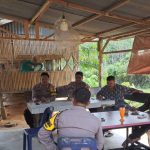 Personel Polsek Padang Bolak saat menyambangi salah satu Caleg DPRD Kabupaten Paluta dalam rangka cooling system