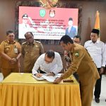 Ketua KPU Padangsidimpuan, Tagor Dumora Lubis, meneken NPHD Pilkada 2024 disaksikan Pj Wali Kota, Letnan Dalimunthe, dan jajaran