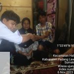 Terlapor dan korban saling bersalaman usai kasus dugaan pemukulan dimediasi Polsek Padang Bolak