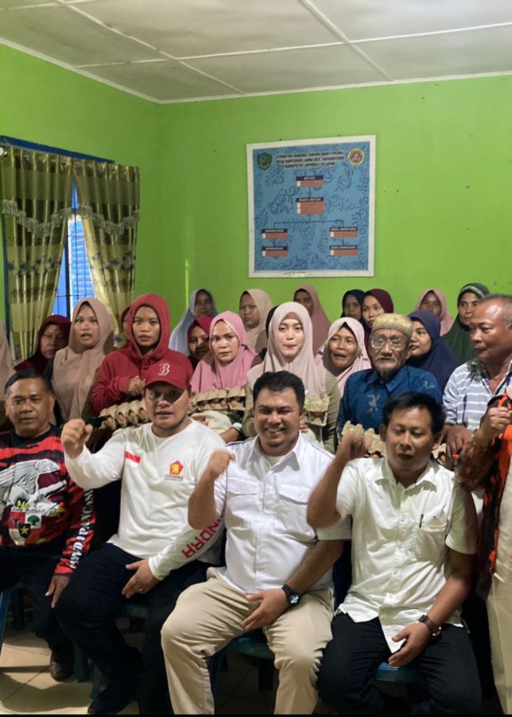Ketua DPRD Tapsel, Abdul Basith Dalimunthe, dan Ketua Fraksi Gerindra, Rocky AP Gultom, berfoto bersama usai beri bantuan ke korban banjir