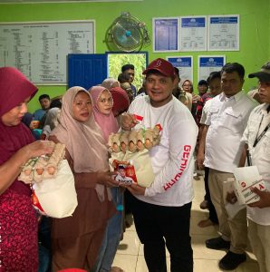 Turun Gunung, Ketua DPRD Tapsel dan Ketua Fraksi Gerindra Bantu Korban Banjir