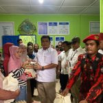 Ketua Fraksi Gerindra DPRD Tapsel, Rocky AP Gultom, saat menyerahkan bantuan ke warga yang terdampak banjir di Batang Toru
