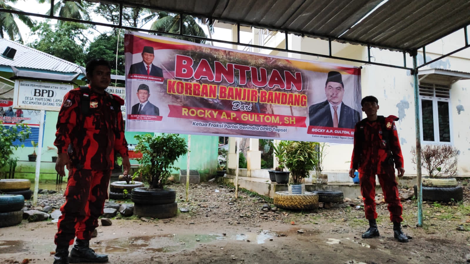 Personel PAC PP Batang Toru ikut hadir dalam penyaluran bantuan ke warga terdampak banjir