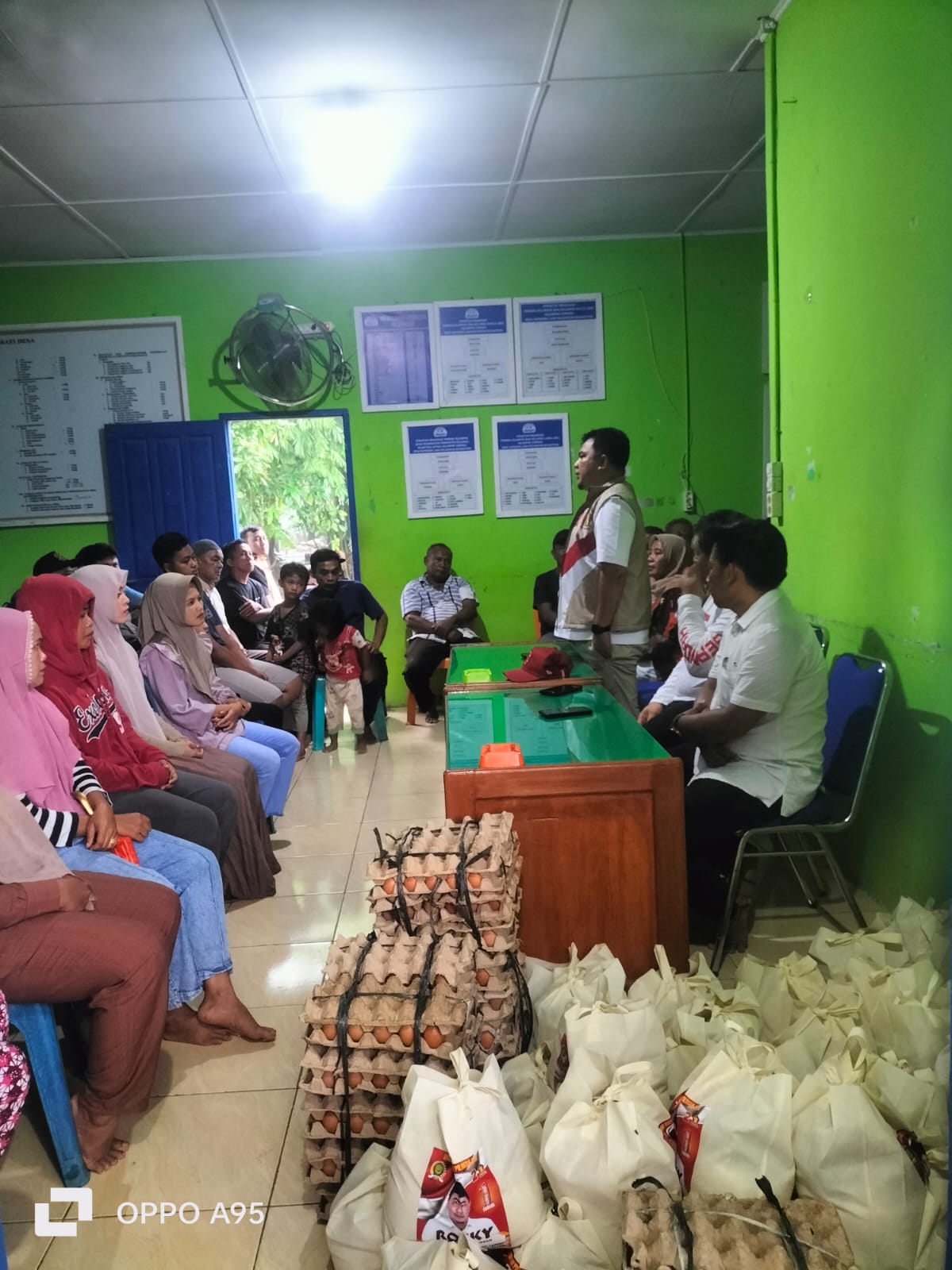 Ketua Fraksi Gerindra DPRD Tapsel, Rocky AP Gultom, saat memberi sambutan didampingi Ketua DPC Gerindra Tapsel, Abdul Basith Dalimunthe