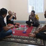 Kapolres Tapsel, AKBP Imam Zamroni, bersama Plh Kasi Humas, Brigadir Erlangga Gautama Nasution, dan Syahminan Rambe, saat berbincang dengan wartawan yang sedang sakit, Sulaiman Siregar, di kediamannya