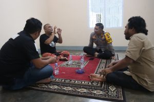 Polri Peduli, AKBP Imam Zamroni Besuk Wartawan yang Sedang Sakit