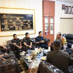 Kajari Padangsidimpuan, Lambok MJ Sidabutar, dan jajaran tampak berbincang hangat dengan Kapolres Padangsidimpuan, AKBP Dudung Setyawan, saat kunjungan silaturahmi perdana di awal masa tugasnya