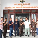 Kasi Intel Kejari Padangsidimpuan, Yunius Zega, berfoto bersama Pengurus Mandataris SMSI Padangsidimpuan