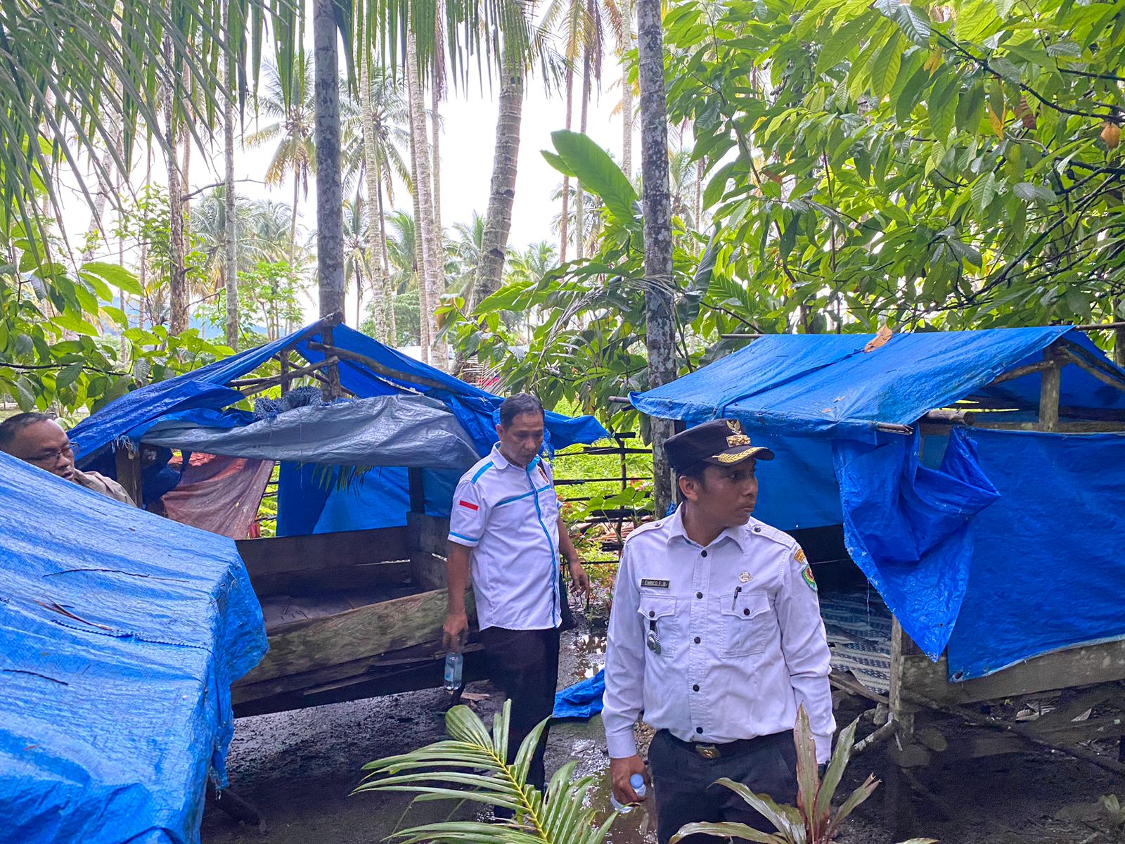 Bersama Camat Sayurmatinggi, Enrico Fermi, Kasat Resnarkoba Polres Tapsel, AKP Salomo Sagala, menyisir tempat-tempat tenda biru untuk meminta pemilik membongkar tendanya guna mengantisipasi peredaran dan penyalahgunaan narkoba