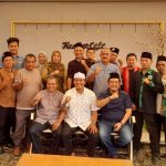 Anggota Komite IV DPD RI Perwakilan Provinsi Sumut, Faisal Amri, berfoto bersama usai silaturahmi bersama di Kembar Kafe, Kota Padangsidimpuan
