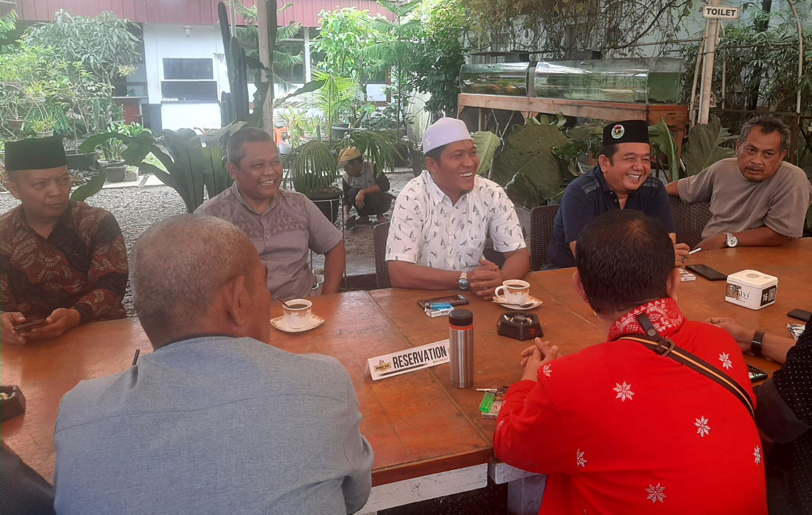 Anggota Komite IV DPD RI Perwakilan Provinsi Sumut, Faisal Amri, bersama Ketua DPC PPP Kota Padangsidimpuan, Hasanuddin Sipahutar, berbincang hangat saat silaturahmi di Kembar Kafe