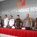 Dari kanan ke kiri, Asisten Pemko Padangsidimpuan Iswan Nagabe Lubis, Kapolres Padangsidimpuan AKBP Dudung Setyawan, Kasi Intel Kejari Padangsidimpuan Yunius Zega, Ketua Bawaslu Kota Padangsidimpuan Ratno Afandi, Komisioner KPU Padangsidimpuan Syafri Muda Harahap, dan Komisioner Bawaslu Kota Padangsidimpuan Afrizal, foto bersama saat penekenan nota kesepakatan bersama penertiban APK