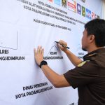 Kajari Padangsidimpuan, Lambok MJ Sidabutar, diwakili Kasi Intel, Yunius Zega, saat menandatangani nota kesepakatan penertiban APK di Kantor Bawaslu