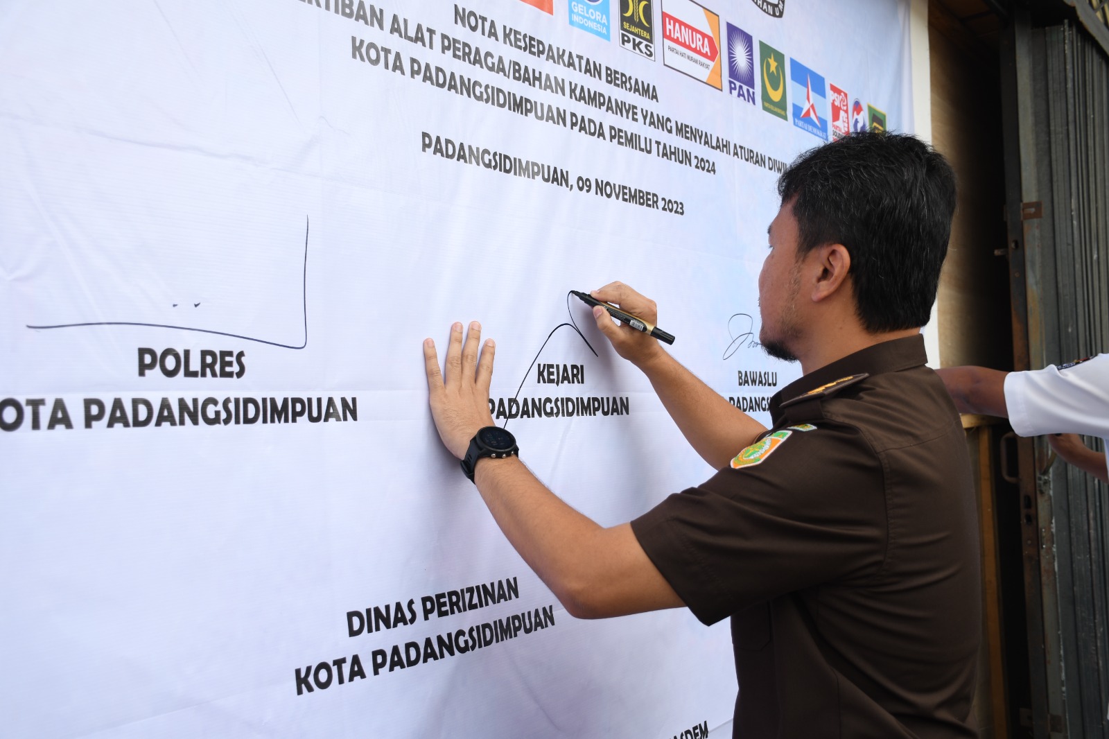 Kajari Padangsidimpuan, Lambok MJ Sidabutar, diwakili Kasi Intel, Yunius Zega, saat menandatangani nota kesepakatan penertiban APK di Kantor Bawaslu