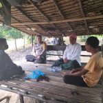Bhabinkamtibmas Polsek Dolok, Aiptu Monang P Siregar, saat memberi pesan-pesan Kamtibmas ke warga jelang Pemilu 2024