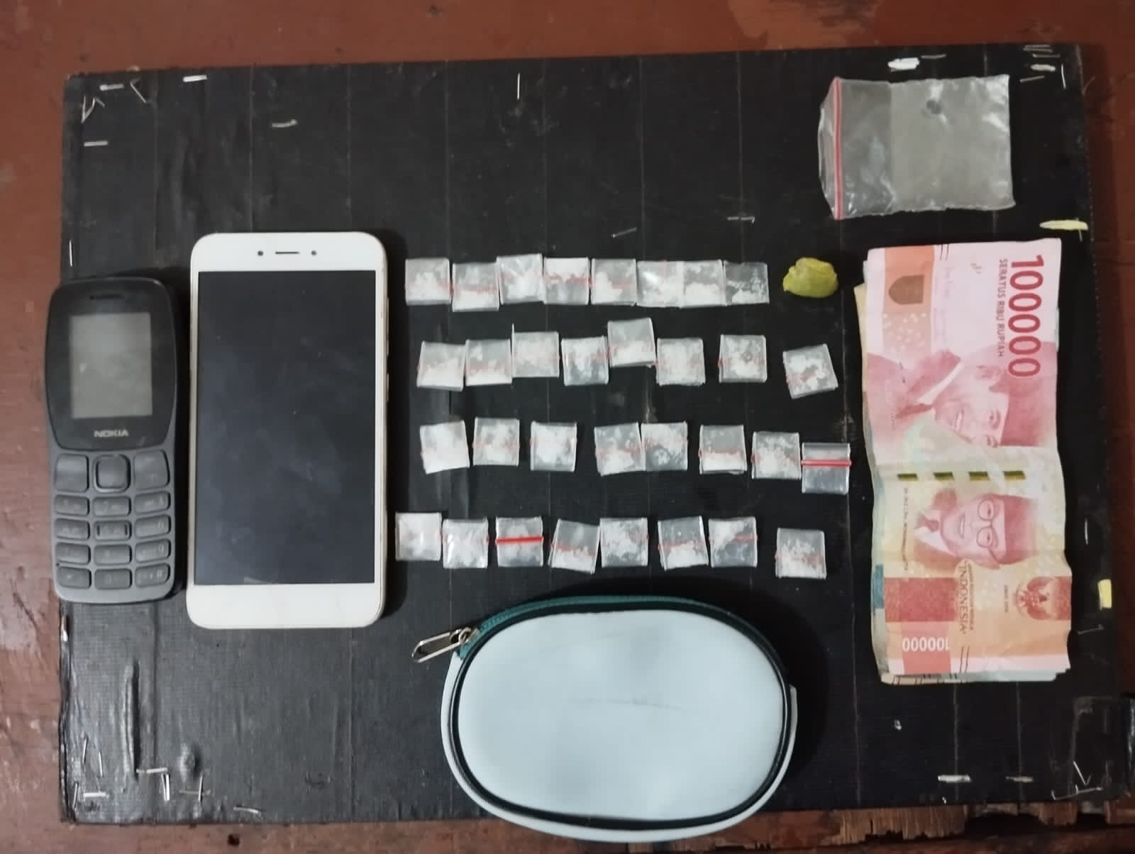 Beberapa barang bukti yang disita Tim dari Polres Padangsidimpuan usai menggerebek salah satu Warung di Desa Purbatua