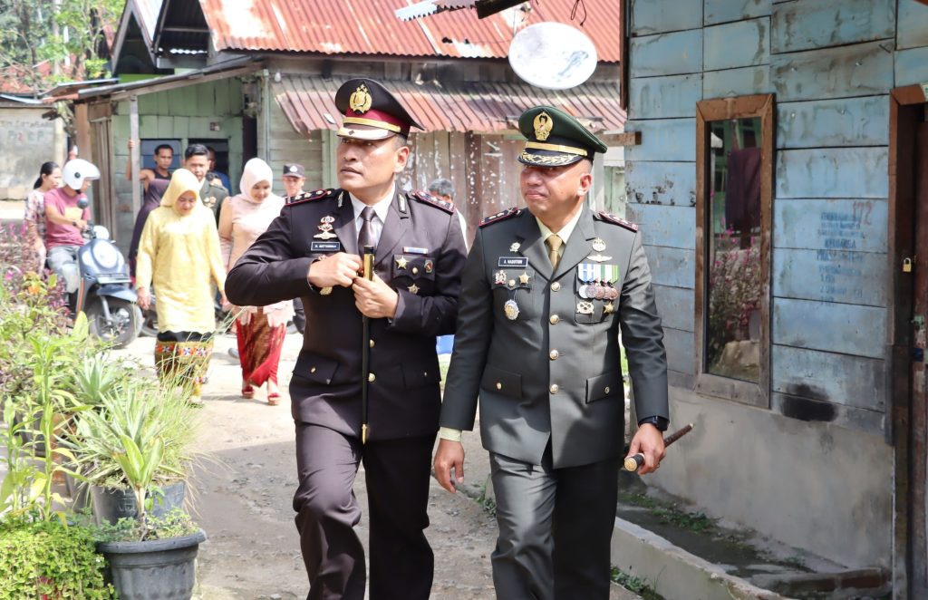 Potret Kompak Dandim 0212/TS dan Kapolres Padangsidimpuan, Berbagi Sembako di Hari Pahlawan