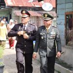Potret kekompakan Dandim 0212/TS, Letkol Inf Amrizal Nasution, dan Kapolres Padangsidimpuan, AKBP Dudung Setyawan, saat menyusuri Rumah warga untuk menyalurkan sembako di momen Hari Pahlawan