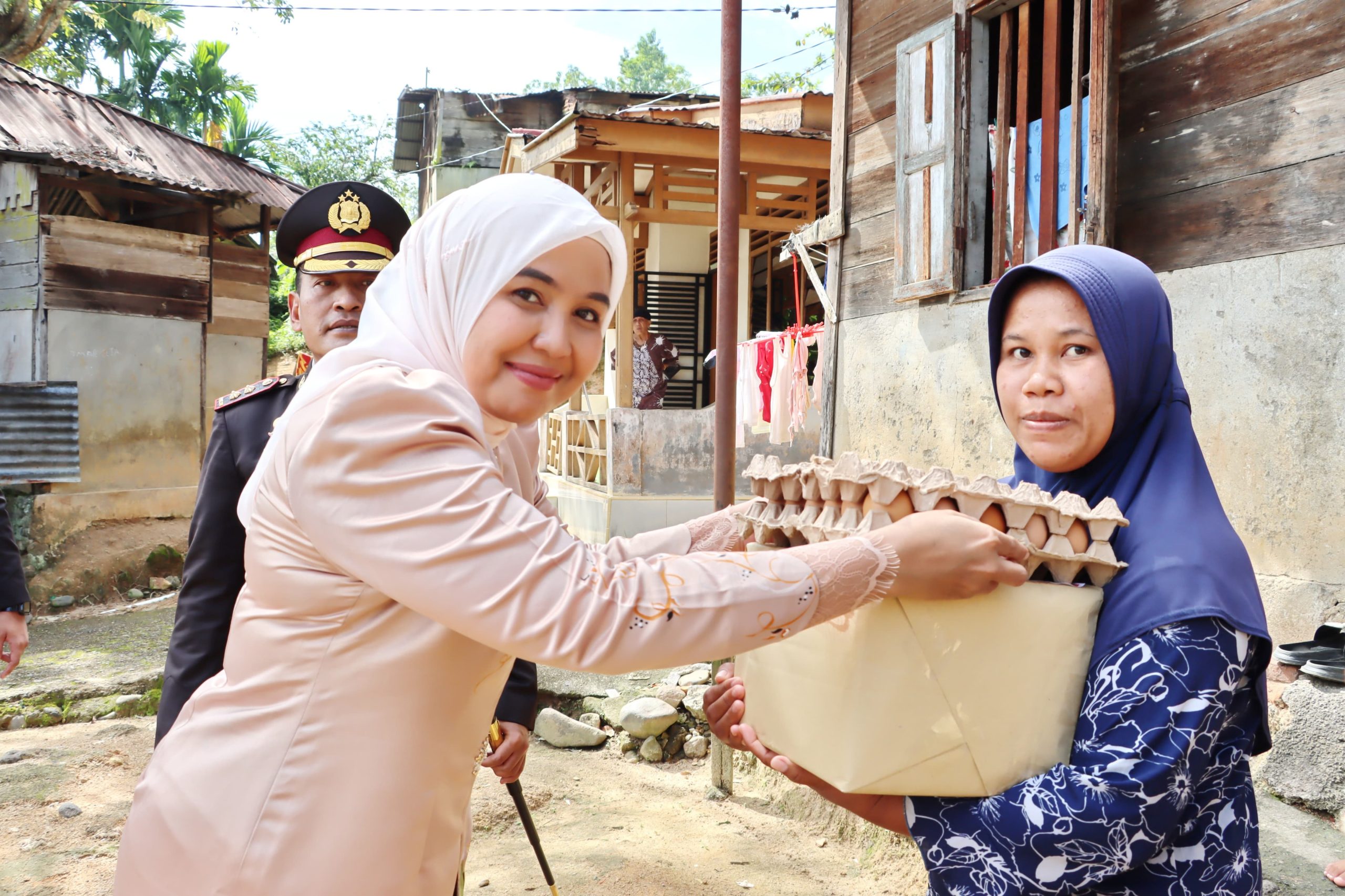 Ketua Bhayangkari Cabang Padangsidimpuan, Ny Liza Dudung Setyawan, serahkan bantuan sembako ke warga