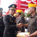 Sebagai bentuk penghormatan, Kapolres Tapsel, AKBP Imam Zamroni, memberi bingkisan ke veteran pejuang Kemerdekaan Indonesia pada momen Hari Pahlawan ke-78