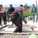 Kapolres Tapsel, AKBP Imam Zamroni, tampak menaburkan bunga tanda penghormatan di Taman Makam Pahlawan di Sipirok