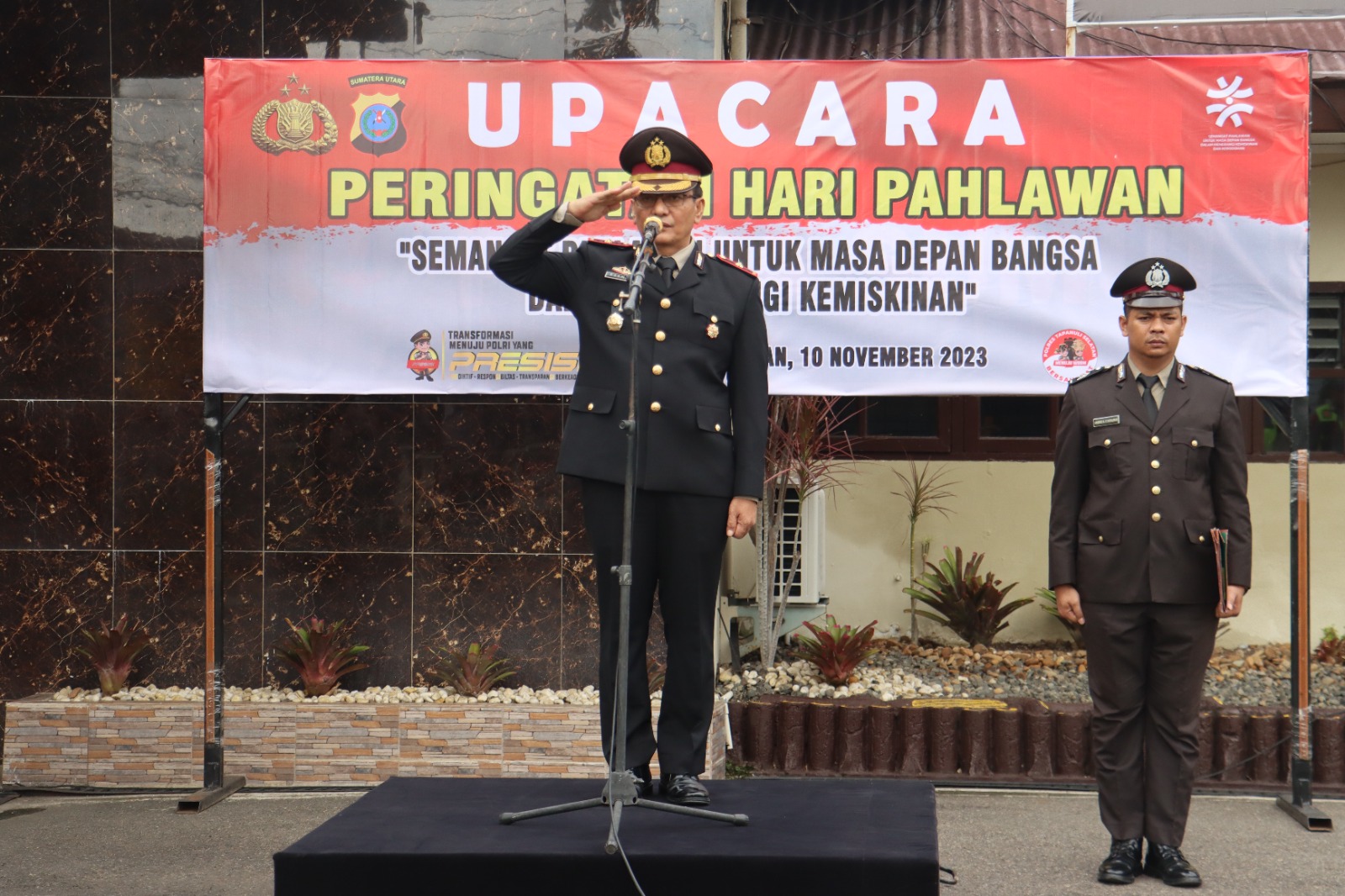 Waka Polres Tapsel, Kompol Rahman Takdir Harahap, memimpin Upacara peringati Hari Pahlawan ke-78