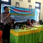 Bhabinkamtibmas Polsek Sipirok, Aiptu Anwar Sadat Harahap, saat mengikuti musyawarah P-APBDes