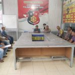 Kanit Reskrim Polsek Batang Toru, Ipda Ery J Situmorang, memimpin proses mediasi kasus pencurian buah Sawit