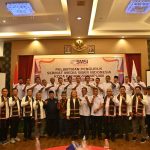 Ketua SMSI Padangsidimpuan, Khairul Arief, para Penasehat, dan jajaran berfoto bersama Ketua SMSI Provinsi Sumut, Erris J Napitupulu, beserta Pengurus
