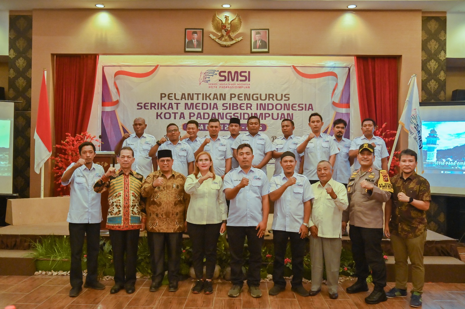 Kasi Intel Kejari Padangsidimpuan, Yunius Zega, Kapolres Padangsidimpuan AKBP Dudung Setyawan, Plh Sekda Padangsidimpuan Rahuddin Harahap, Sahabat Pers Sumut Syahrul M Pasaribu, berfoto bersama dengan Ketua SMSI Provinsi Sumut Erris J Napitupulu, beserta jajaran dan Ketua SMSI Padangsidimpuan Khairul Arief, beserta jajaran