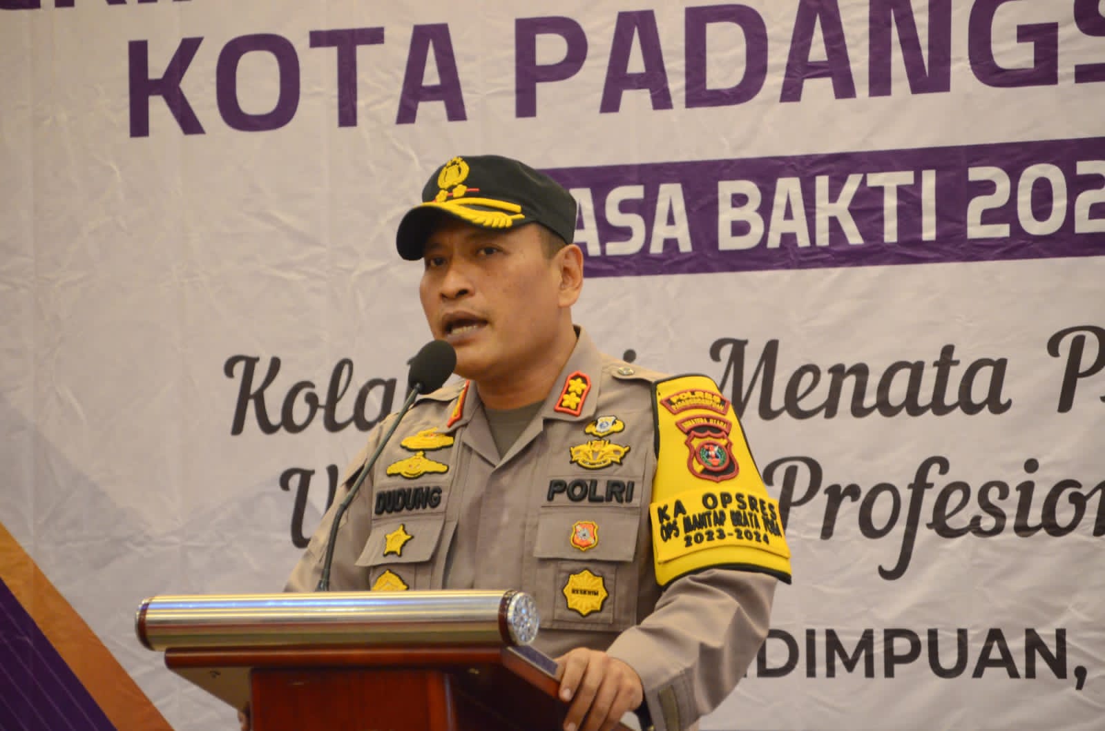 Kapolres Padangsidimpuan, AKBP Dudung Setyawan, saat didaulat memberikan kata sambutan pada pelantikan Pengurus SMSI Padangsidimpuan periode 2023-2026